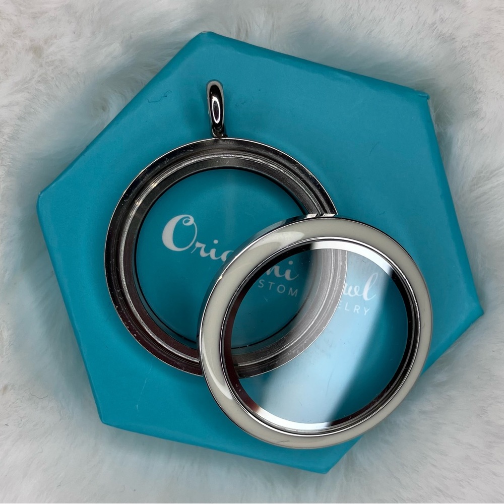 Twist locket - silver with white border